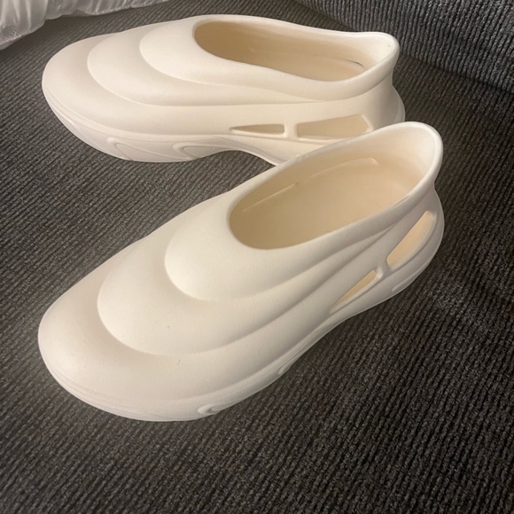 Slides/croc like slides/ slip ons - Picture 3 of 5